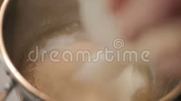 糖浆与琼脂琼脂煮沸在平底锅煮棉花糖自制视频的预览图