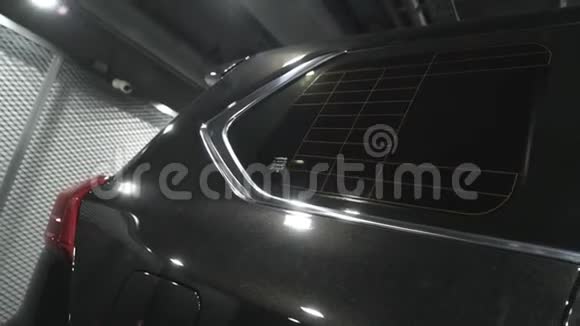 新车车窗上黑色薄膜的特写行动新的有色后窗黑色表面的光亮视频的预览图