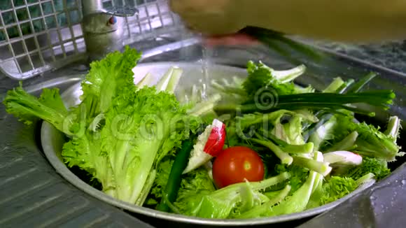 在家用自来水洗蔬菜视频的预览图