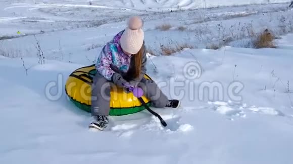 小女孩坐在油管上雕刻雪球视频的预览图