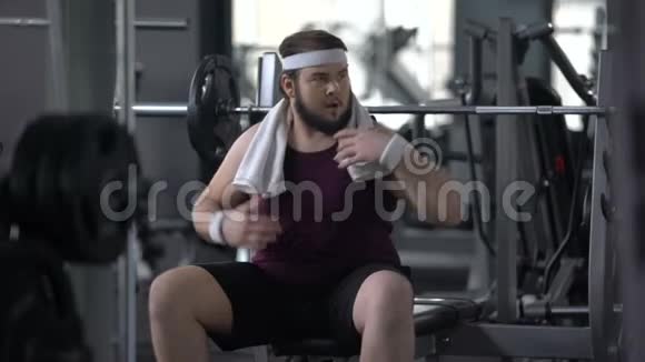 在健身房里的男性为路过的女性假装运动锻炼的动机视频的预览图