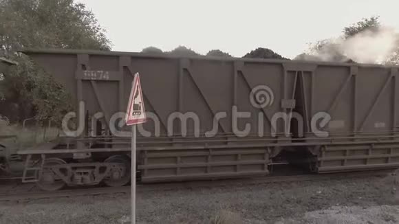 一列满载热煤的火车沿着铁路行驶视频的预览图