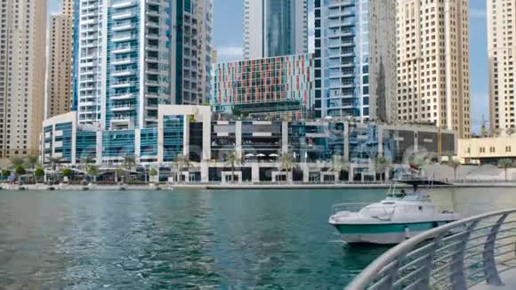 迪拜码头人工海峡的景色船在航道上航行迪拜摩天大楼的景色视频的预览图