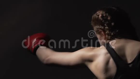 女子拳击手进行空中拳击训练泰式格斗运动武术视频的预览图