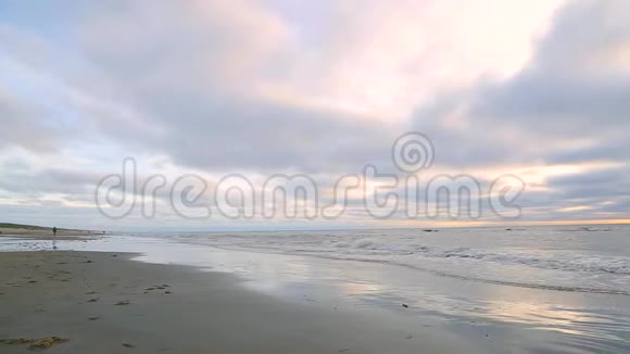 北海壮丽日落的全景彩霞映在平静的海面上这就是视频的预览图