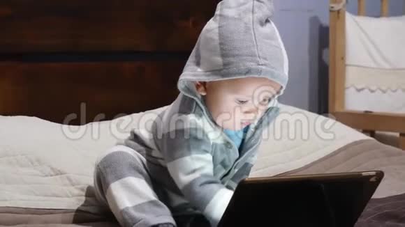 穿条纹西装的小男孩用平板电脑视频的预览图