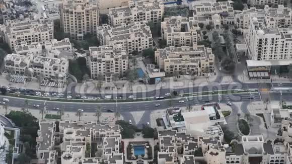 迪拜阿拉伯住宅区之间的一条路视频的预览图