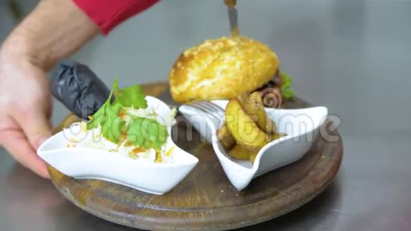 带肉和炸薯条的经典汉堡和沙拉的托盘视频的预览图
