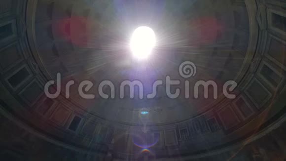 罗马意大利万神殿在罗马的热门旅游目的地万神殿的穹顶一束光束从屋顶照射视频的预览图