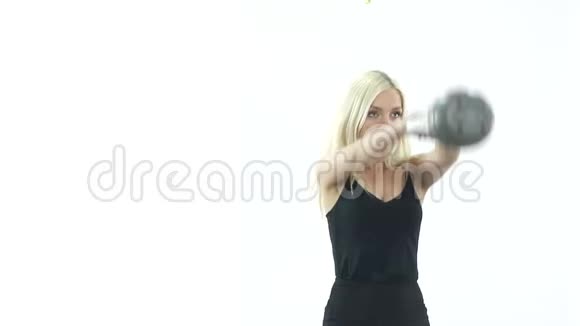 金发女郎在健身房用白色背景举起哑铃视频的预览图