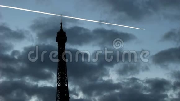 飞机在埃菲尔铁塔上空的云层中飞行视频的预览图