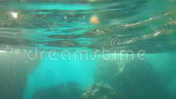 美丽的水下海景自然光线透过海浪照射视频的预览图