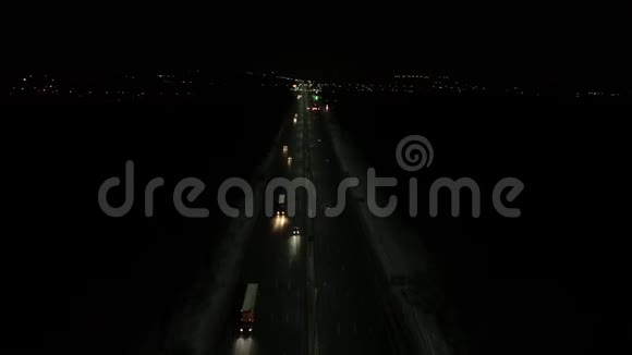 夜晚美丽黑暗的高速公路有大灯的交通视频的预览图