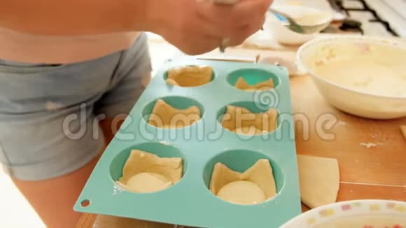 特写4k视频的年轻女子填充小馅饼在硅胶烘焙表格与斯维特填充视频的预览图
