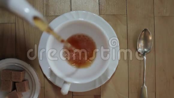 茶倒在杯子里视频的预览图