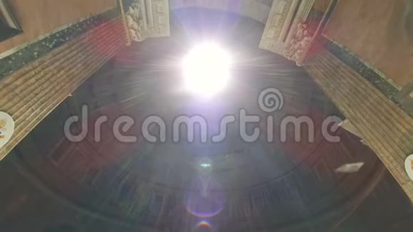 罗马意大利万神殿在罗马的热门旅游目的地万神殿的穹顶一束光束从屋顶照射视频的预览图