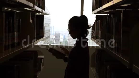 图书馆女性读物剪影视频的预览图