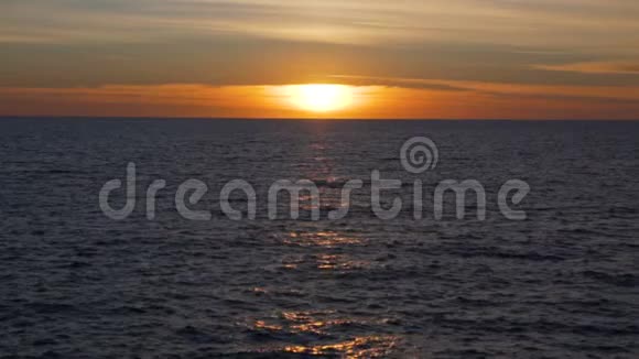 地中海上温暖平静的日落水面上金色的灯光视频的预览图