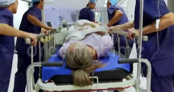医疗队推急诊床4k视频的预览图