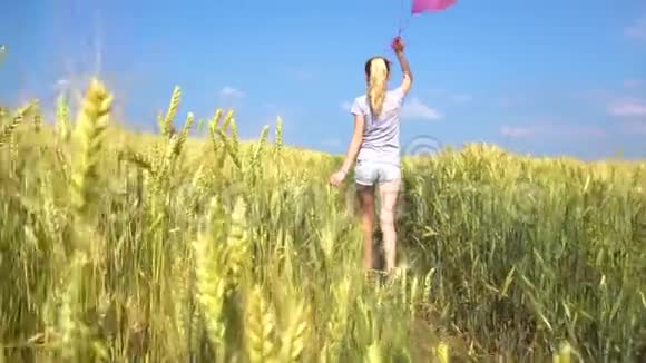 带着气球在野外行走的少女视频的预览图