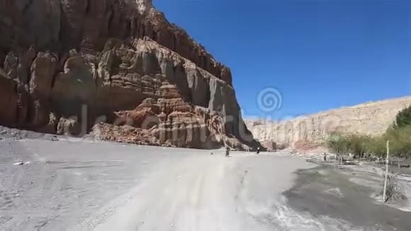 摩托车手沿着喜马拉雅河谷骑行视频的预览图