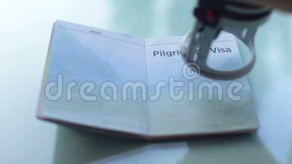 旅客签证海关人员在护照旅行上加盖印章视频的预览图