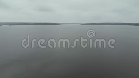 照相机飞过湖面岸在远处观海空中飞行视频的预览图
