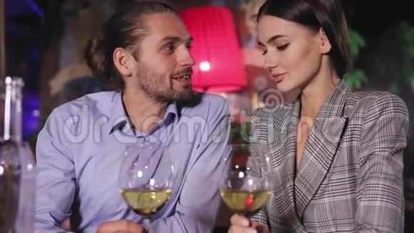 结婚提案男人求婚女人在餐馆结婚视频的预览图