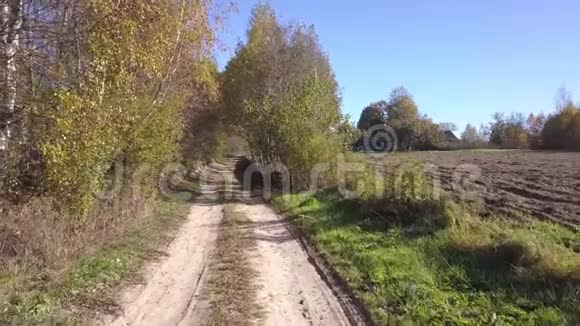 乡村公路穿过伦德沃村视频的预览图