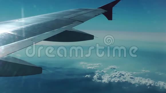 天空从飞机窗户里面视频的预览图