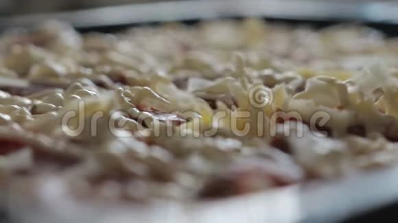 奶酪落在酱汁和腊肠美味可口的披萨上特写披萨的概念视频的预览图