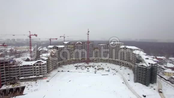 雪中多层建筑的鸟瞰图视频的预览图
