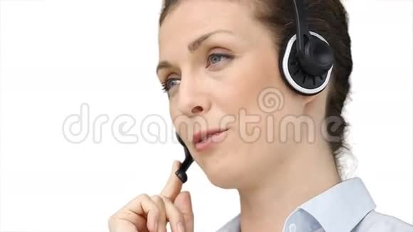 女人用耳机跟顾客说话视频的预览图