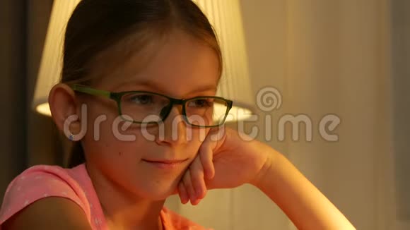 笑眼镜儿童肖像看镜头快乐女孩脸笑4K视频的预览图