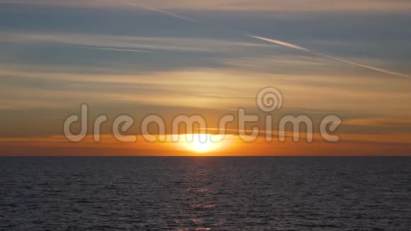 地中海上温暖平静的日落水面上金色的灯光视频的预览图