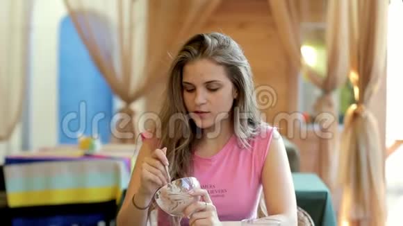 在咖啡馆里吃冰淇淋的年轻女人与女朋友聊天视频的预览图