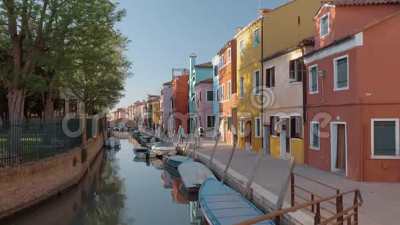 水边的街道上画着明亮的房子和步行的人意大利布拉诺视频的预览图
