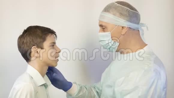 儿科医生检查一个青少年问什么伤害他并给他一片药丸视频的预览图