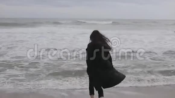 一个美丽的女孩赤着脚跑进冰冷的大海摸着水跑掉了视频的预览图