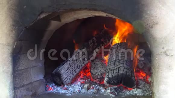 在披萨来之前把木头火烤箱弄干净视频的预览图