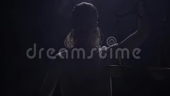 Themis站在巨大的灯光下手里拿着鳞片在烟雾中视频的预览图