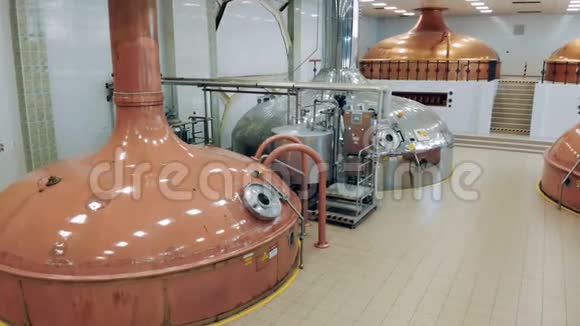 工厂集装箱在现代啤酒厂储存啤酒视频的预览图