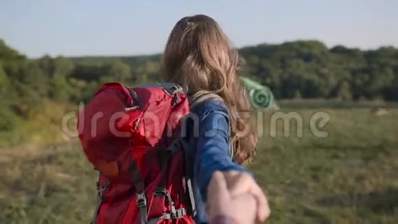 美丽的旅游女孩在大自然中旅行牵着的手视频的预览图