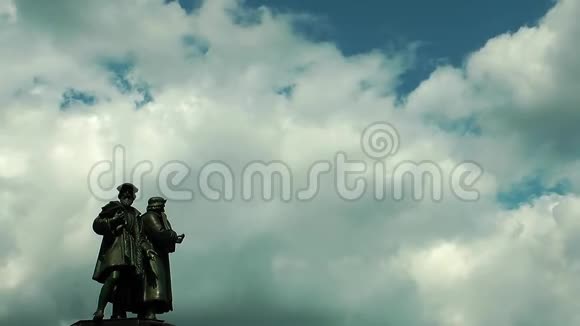 法兰克福的雕像和云彩视频的预览图