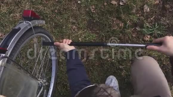 敲打着自行车轮胎视频的预览图