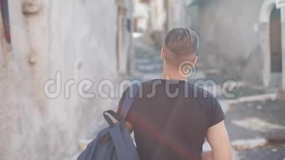 早上在欧洲城市街散步的年轻人的后景一个人独自探索老城环顾四周视频的预览图