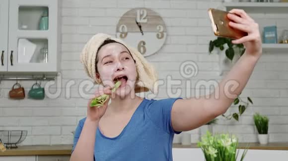 带面具的女孩自拍吃厨房里的芹菜视频的预览图
