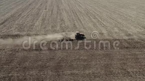 拖拉机在农场工作现代农业运输农民在田间工作肥沃的土地耕种视频的预览图