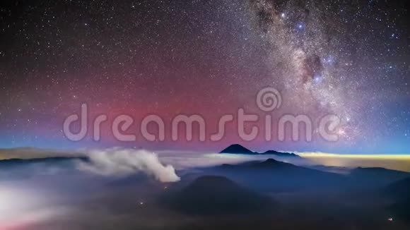 4印度尼西亚Bromo火山上空银河系时间推移视频的预览图