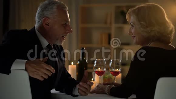 帅哥在咖啡馆里和女人说话老朋友说话浪漫的晚餐视频的预览图